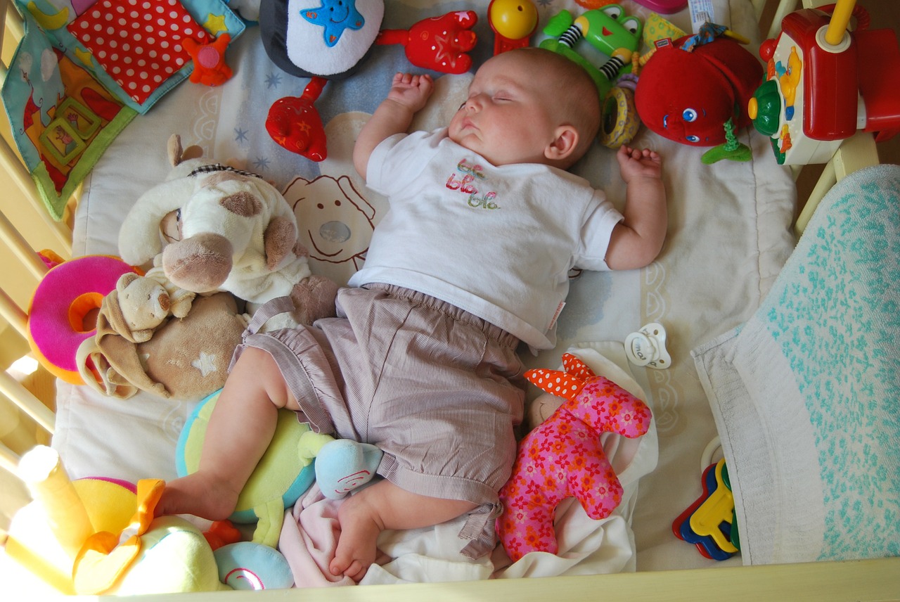 Baby omringet af legetøj