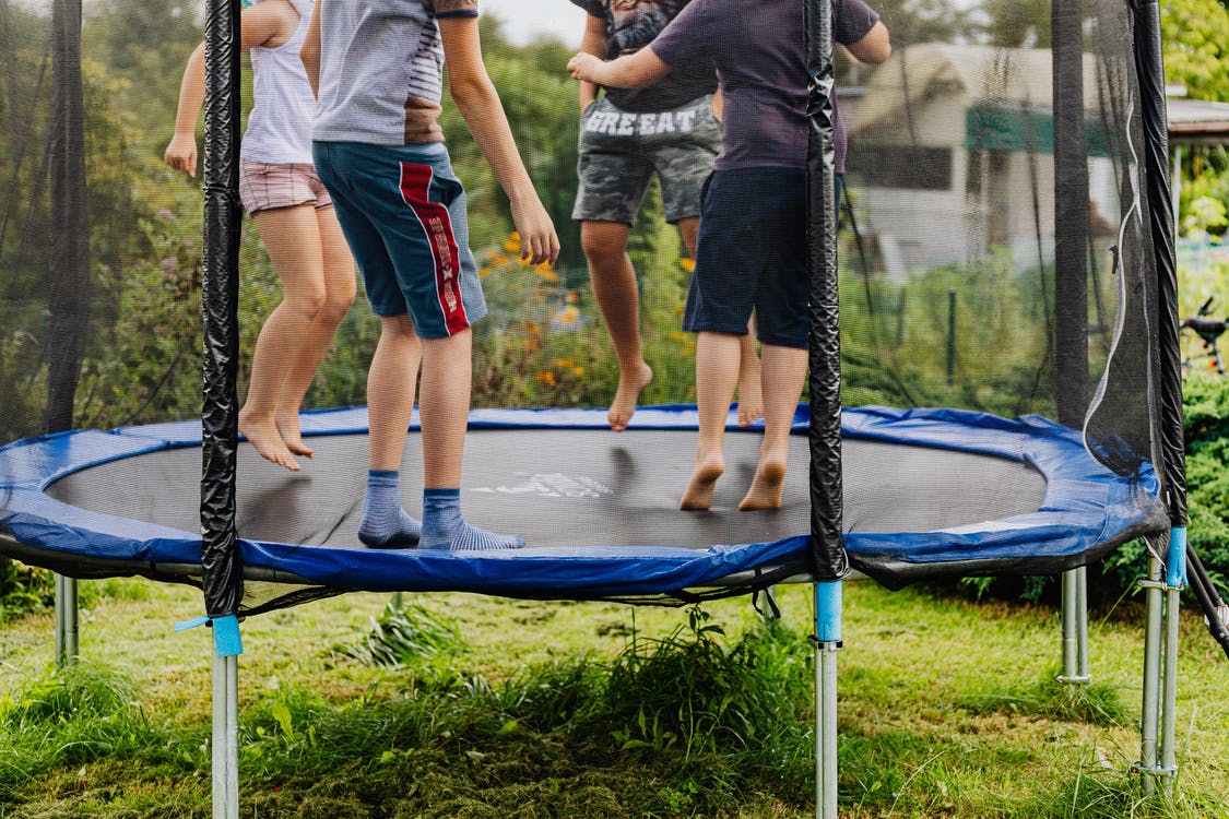 børn på trampolin